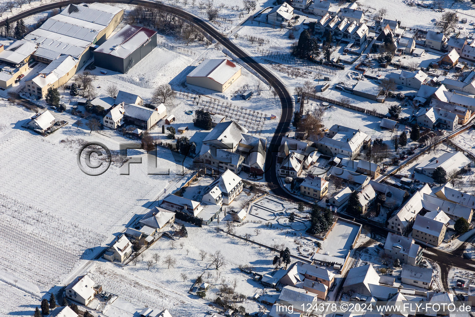 Vue aérienne de Vue aérienne d'hiver dans la neige depuis le Schlössl à Oberotterbach dans le département Rhénanie-Palatinat, Allemagne