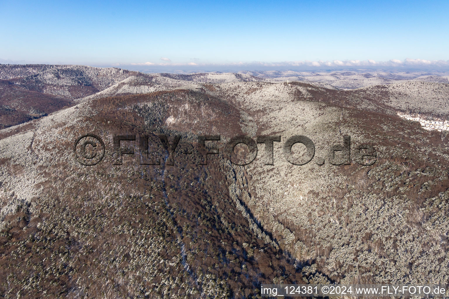 Vue aérienne de Vue aérienne d'hiver dans la neige du Dierbachtal avec la tour Stäffelsberg à Oberotterbach dans le département Rhénanie-Palatinat, Allemagne