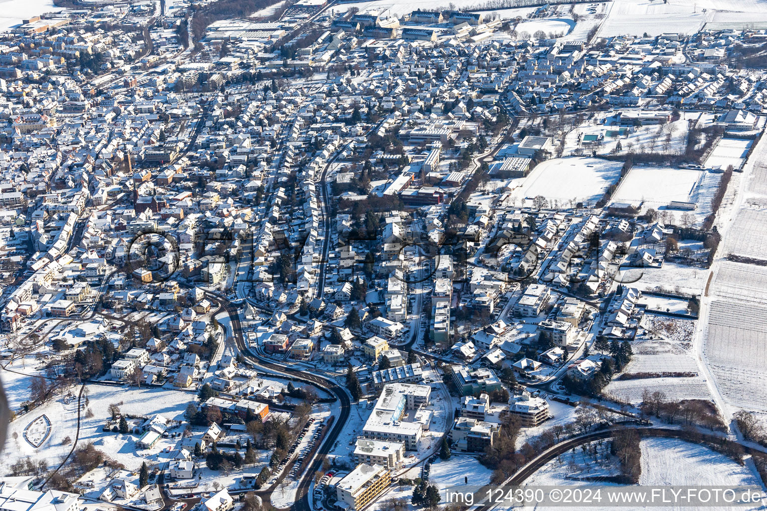 Vue aérienne de Vue aérienne d'hiver dans la neige à partir de Bad Bergzabern S à Bad Bergzabern dans le département Rhénanie-Palatinat, Allemagne