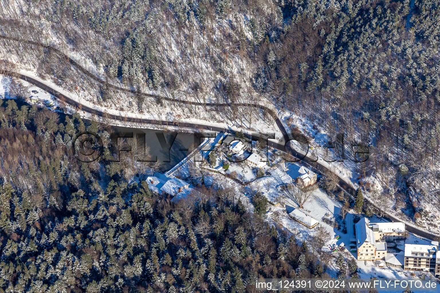 Vue aérienne de Vue aérienne d'hiver dans la neige du Kurtal à Bad Bergzabern dans le département Rhénanie-Palatinat, Allemagne