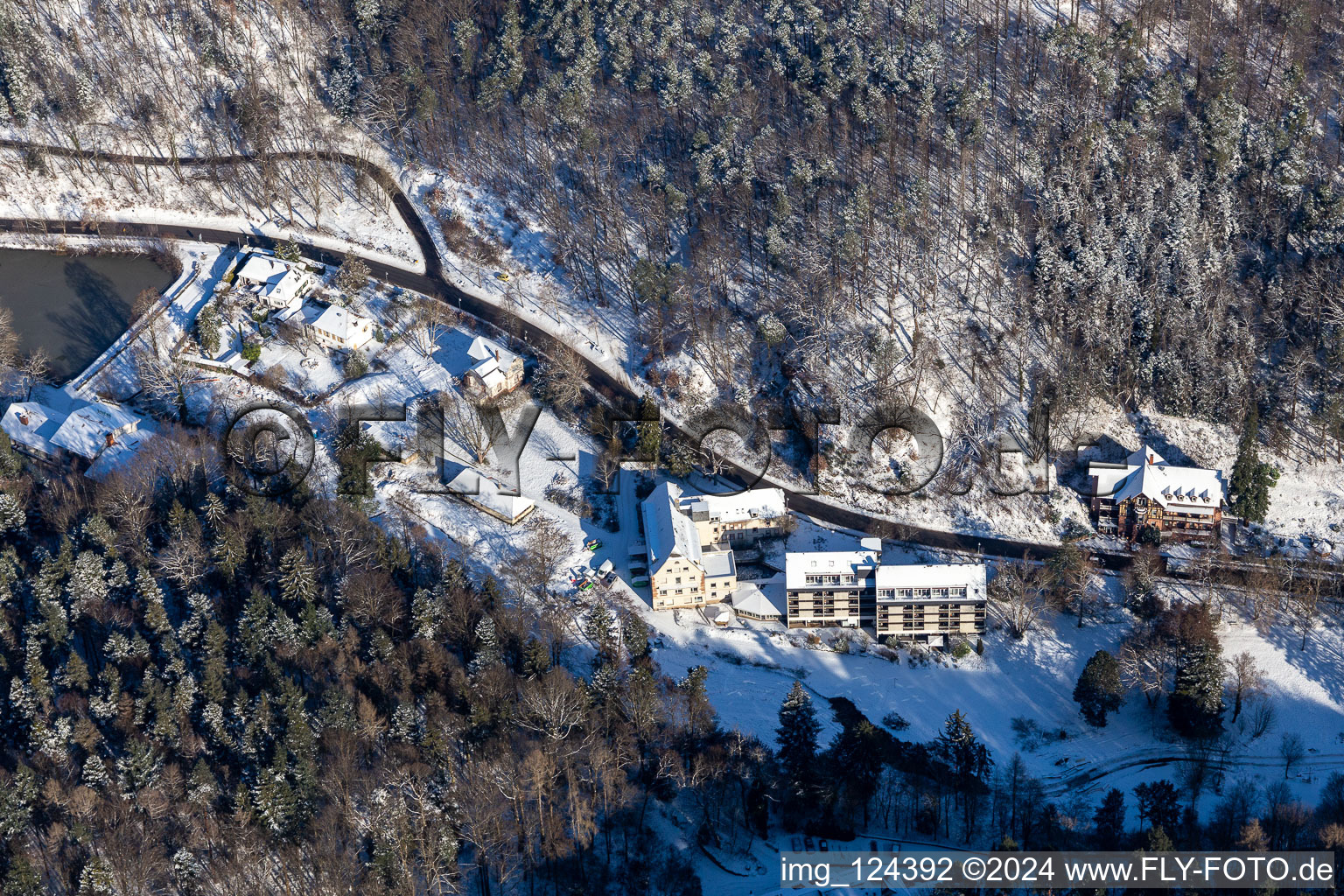 Vue aérienne de Vue aérienne d'hiver dans la neige depuis l'hôtel Luisental dans le Kurtal à Bad Bergzabern dans le département Rhénanie-Palatinat, Allemagne