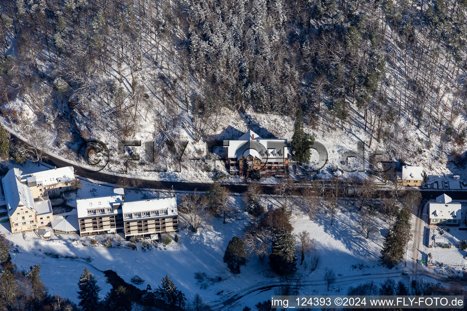 Vue aérienne de Vue aérienne d'hiver dans la neige depuis l'hôtel Luisental dans le Kurtal à Bad Bergzabern dans le département Rhénanie-Palatinat, Allemagne