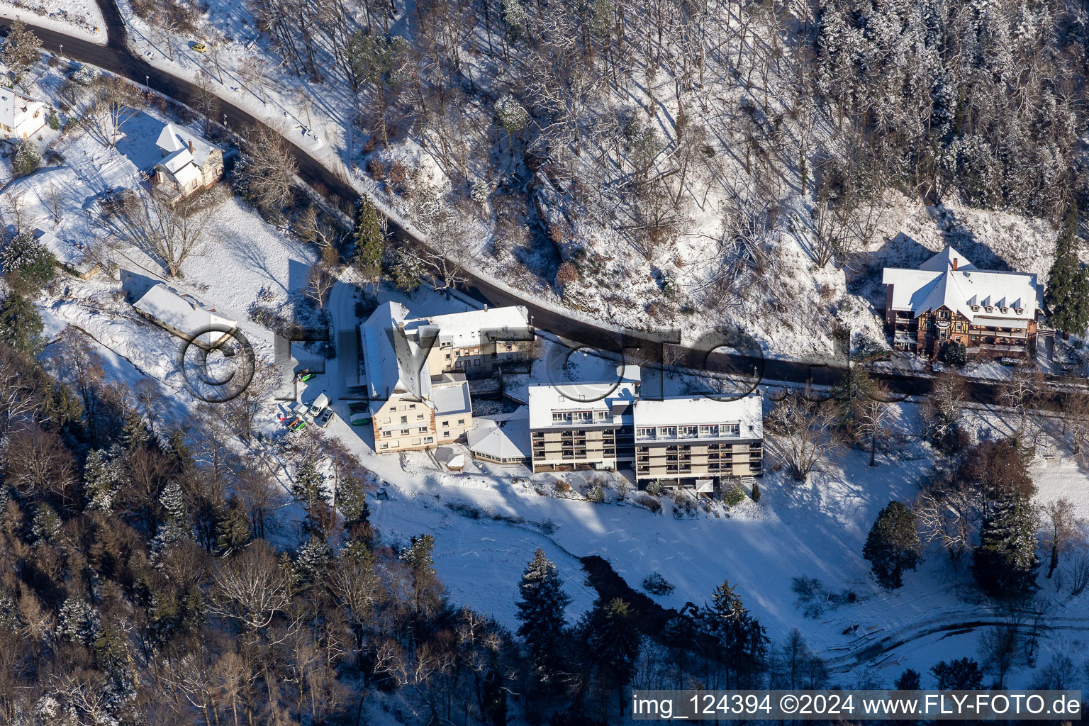 Vue aérienne de Vue aérienne d'hiver dans la neige depuis l'hôtel Luisental dans le Kurtal à Bad Bergzabern dans le département Rhénanie-Palatinat, Allemagne