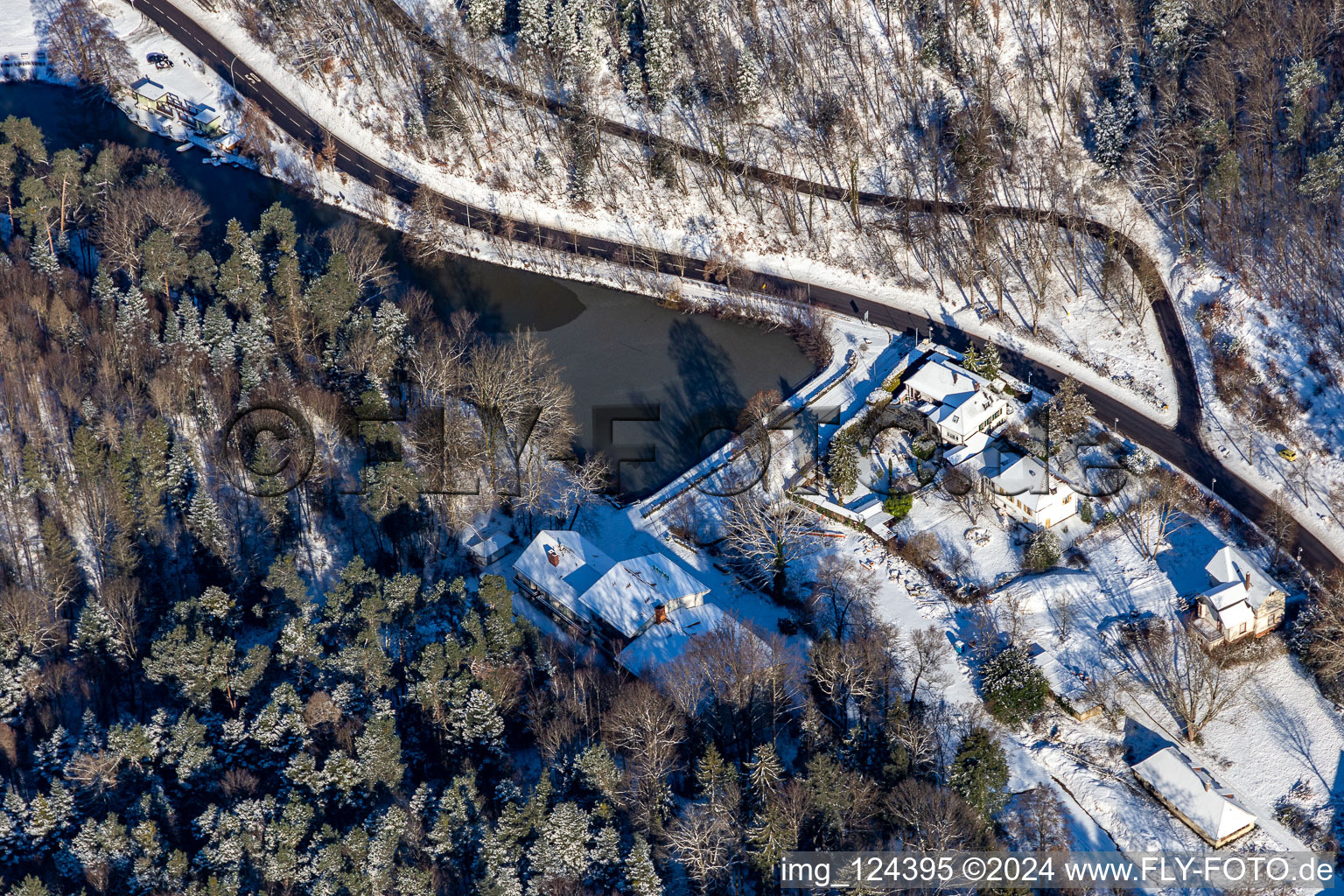 Vue aérienne de Vue aérienne d'hiver dans la neige de l'Hotelpension Seeblick dans le Kurtal à Bad Bergzabern dans le département Rhénanie-Palatinat, Allemagne