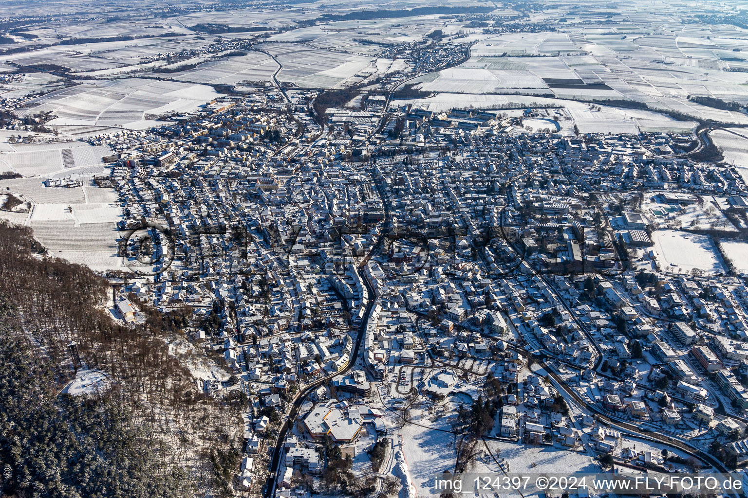 Vue aérienne de Vue aérienne d'hiver dans la neige à Bad Bergzabern dans le département Rhénanie-Palatinat, Allemagne