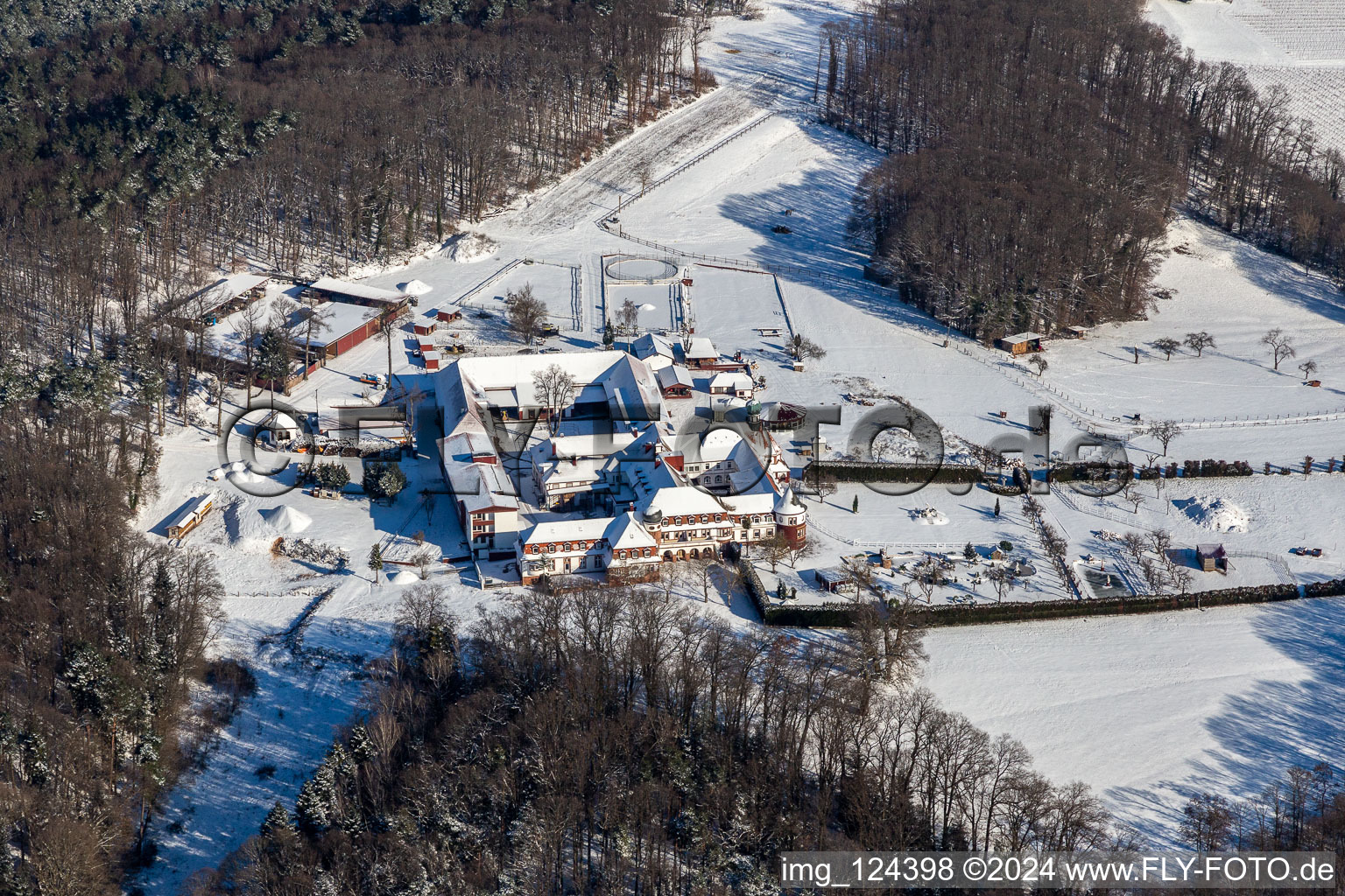 Vue aérienne de Vue aérienne d'hiver dans la neige depuis le monastère de Liebfrauenberg à Bad Bergzabern dans le département Rhénanie-Palatinat, Allemagne