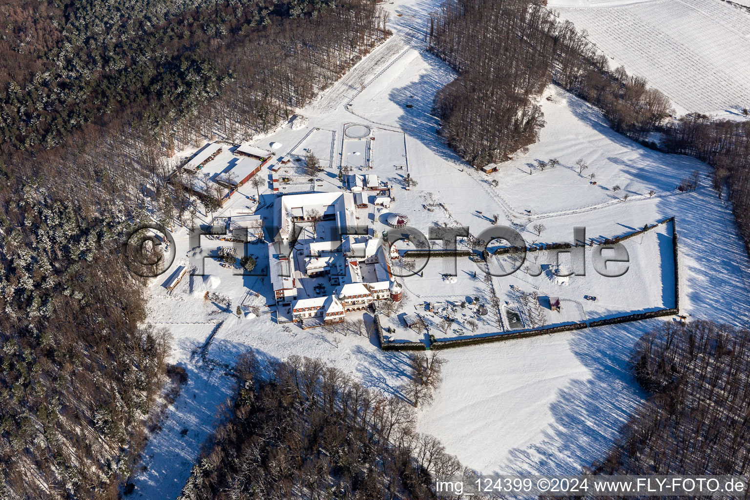 Vue aérienne de Vue aérienne d'hiver dans la neige depuis le monastère de Liebfrauenberg à Bad Bergzabern dans le département Rhénanie-Palatinat, Allemagne