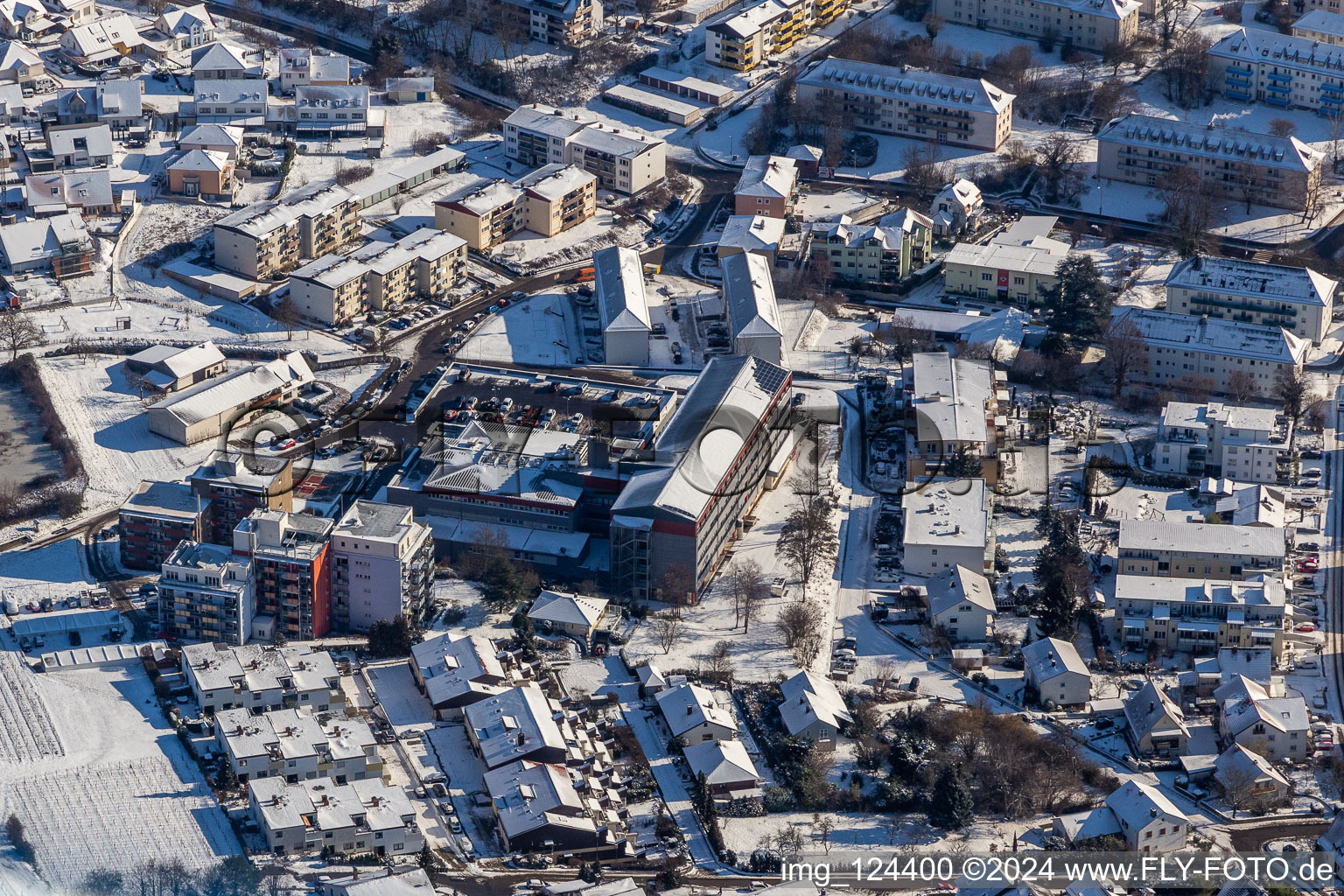 Vue aérienne de Vue aérienne d'hiver dans la neige de l'hôpital Bad Bergzabern à Bad Bergzabern dans le département Rhénanie-Palatinat, Allemagne