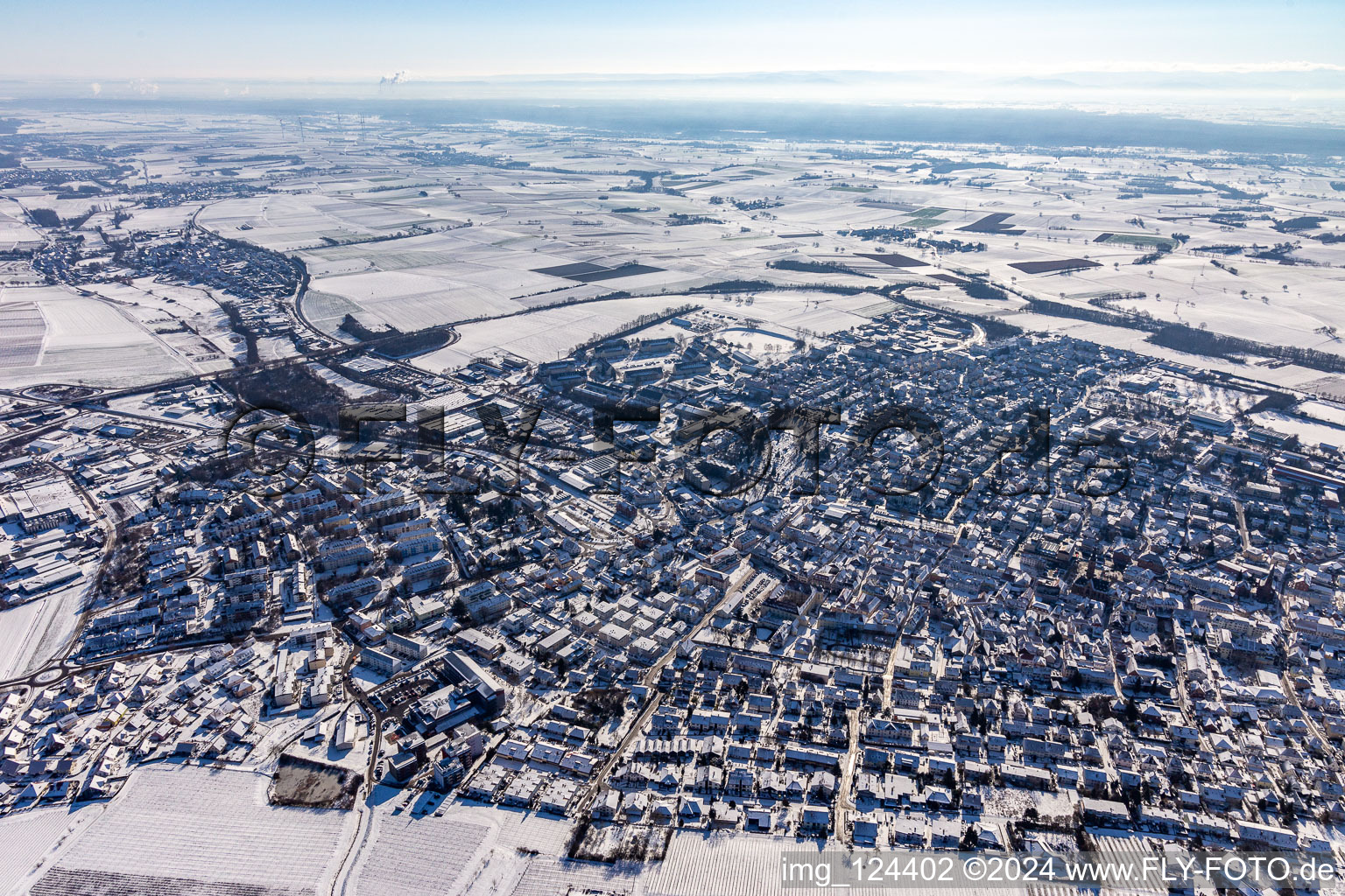 Photographie aérienne de Hiver, vue sur la ville enneigée avec rues et maisons dans les zones résidentielles à Bad Bergzabern dans le département Rhénanie-Palatinat, Allemagne