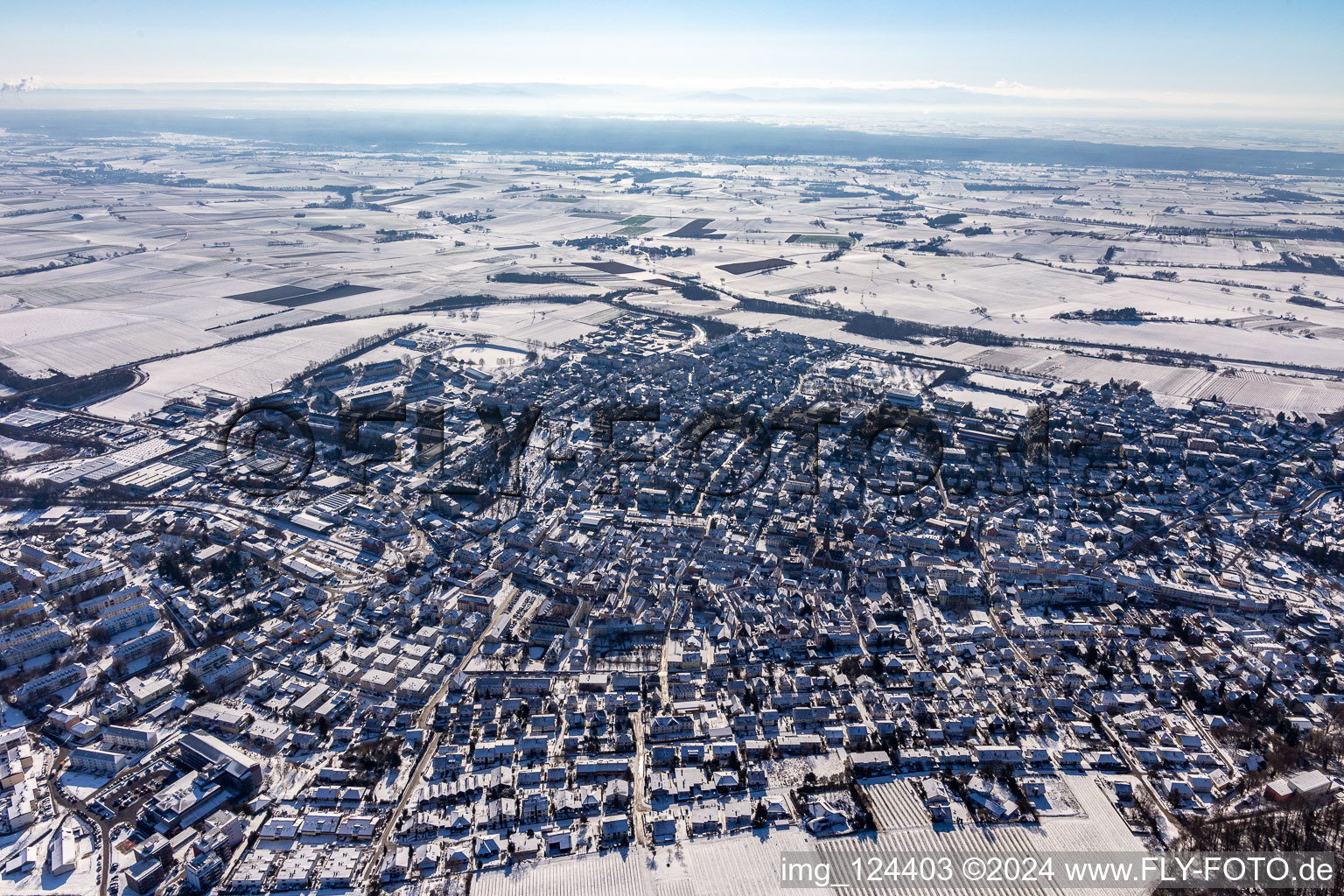 Vue aérienne de Vue aérienne d'hiver dans la neige à Bad Bergzabern dans le département Rhénanie-Palatinat, Allemagne