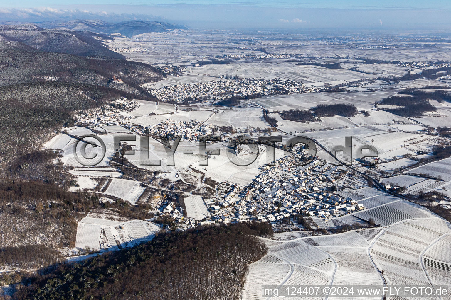 Vue aérienne de Centre du village enneigé en hiver à la lisière des vignobles et des domaines viticoles de la région viticole Südliche Weinstraße en Gleishorbach à le quartier Gleishorbach in Gleiszellen-Gleishorbach dans le département Rhénanie-Palatinat, Allemagne