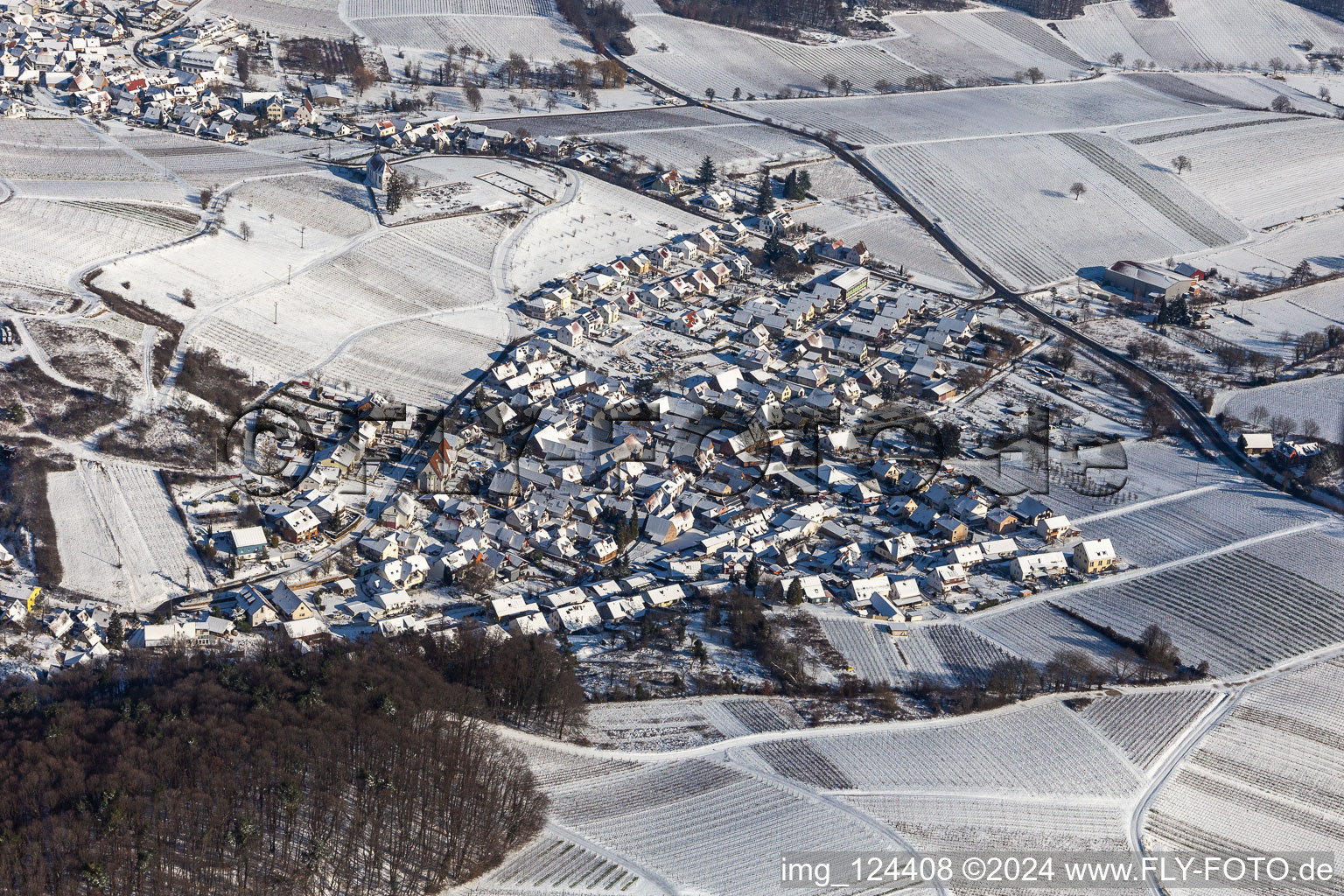 Vue aérienne de Vue aérienne d'hiver dans la neige à le quartier Gleishorbach in Gleiszellen-Gleishorbach dans le département Rhénanie-Palatinat, Allemagne