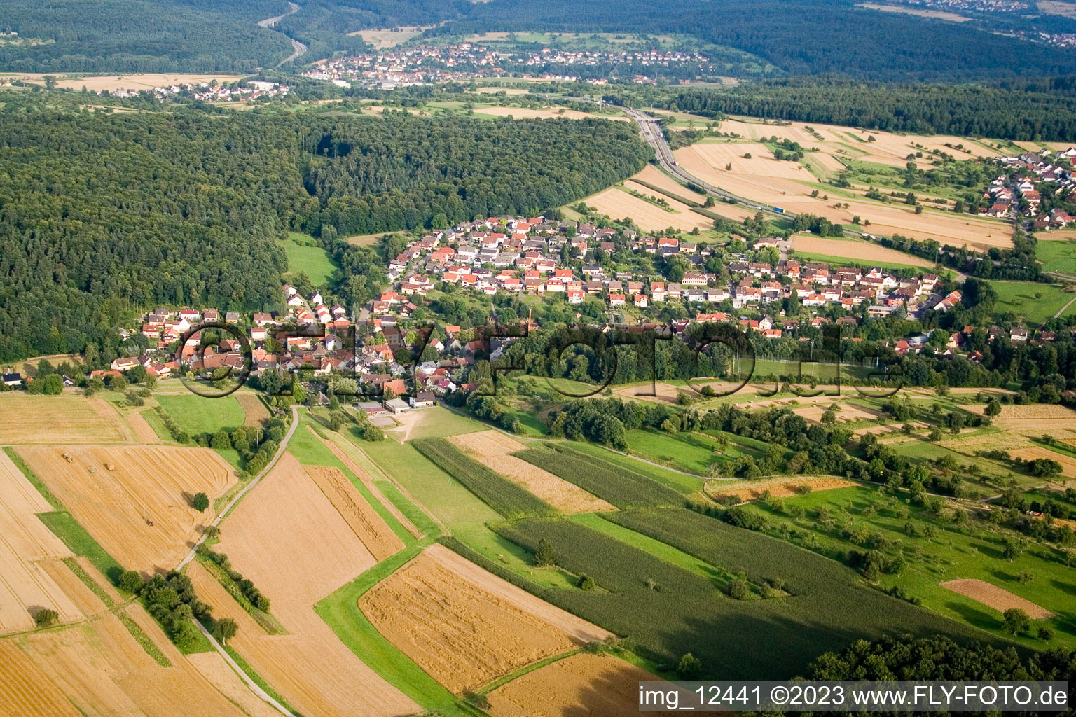 Vue aérienne de Mittelmutschelbach du nord-ouest à le quartier Untermutschelbach in Karlsbad dans le département Bade-Wurtemberg, Allemagne