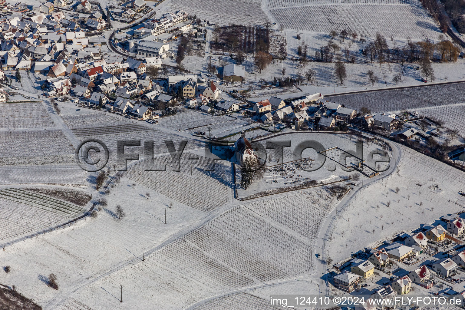 Vue aérienne de Vue aérienne d'hiver dans la neige de la chapelle Saint-Denys à le quartier Gleiszellen in Gleiszellen-Gleishorbach dans le département Rhénanie-Palatinat, Allemagne