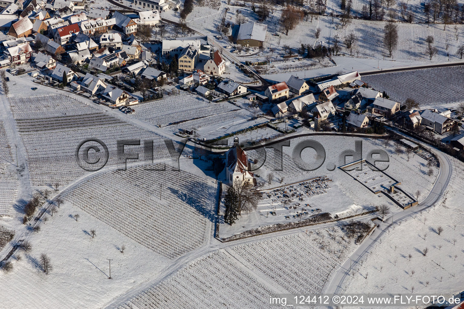 Vue aérienne de Vue aérienne d'hiver dans la neige de la chapelle Saint-Denys à le quartier Gleiszellen in Gleiszellen-Gleishorbach dans le département Rhénanie-Palatinat, Allemagne