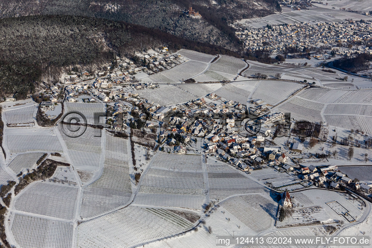 Vue aérienne de Vue aérienne d'hiver dans la neige de Gleiszellen à le quartier Gleiszellen in Gleiszellen-Gleishorbach dans le département Rhénanie-Palatinat, Allemagne