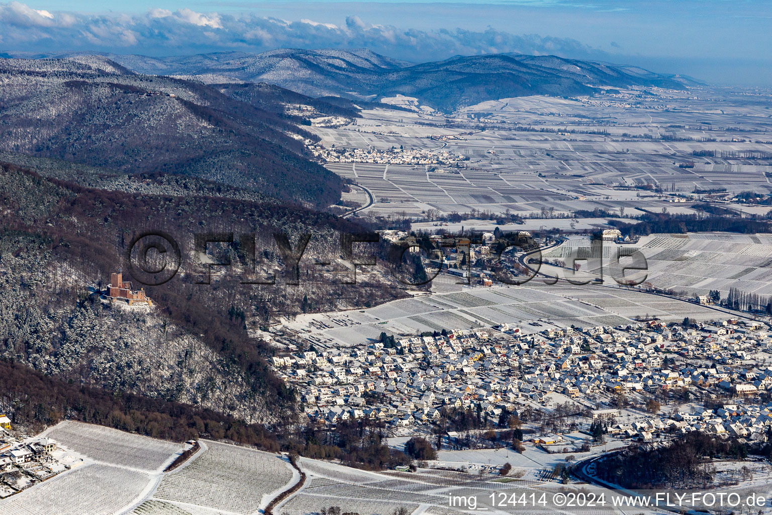 Vue aérienne de Vue sur la ville enneigée en hiver du centre-ville à Klingenmünster dans le département Rhénanie-Palatinat, Allemagne