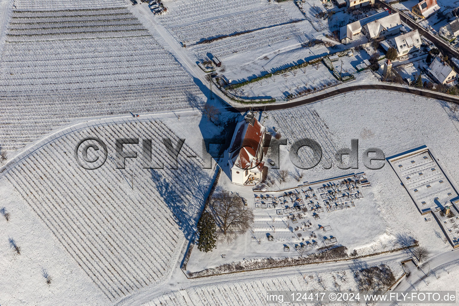 Vue aérienne de Chapelle de Dionysos enneigée en hiver dans le quartier de Gleishorbach à le quartier Gleiszellen in Gleiszellen-Gleishorbach dans le département Rhénanie-Palatinat, Allemagne