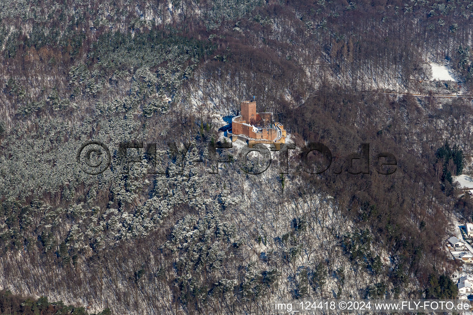 Vue aérienne de Ruines enneigées d'hiver et vestiges du mur de l'ancien complexe du château de Burg Landeck à Klingenmünster dans le département Rhénanie-Palatinat, Allemagne