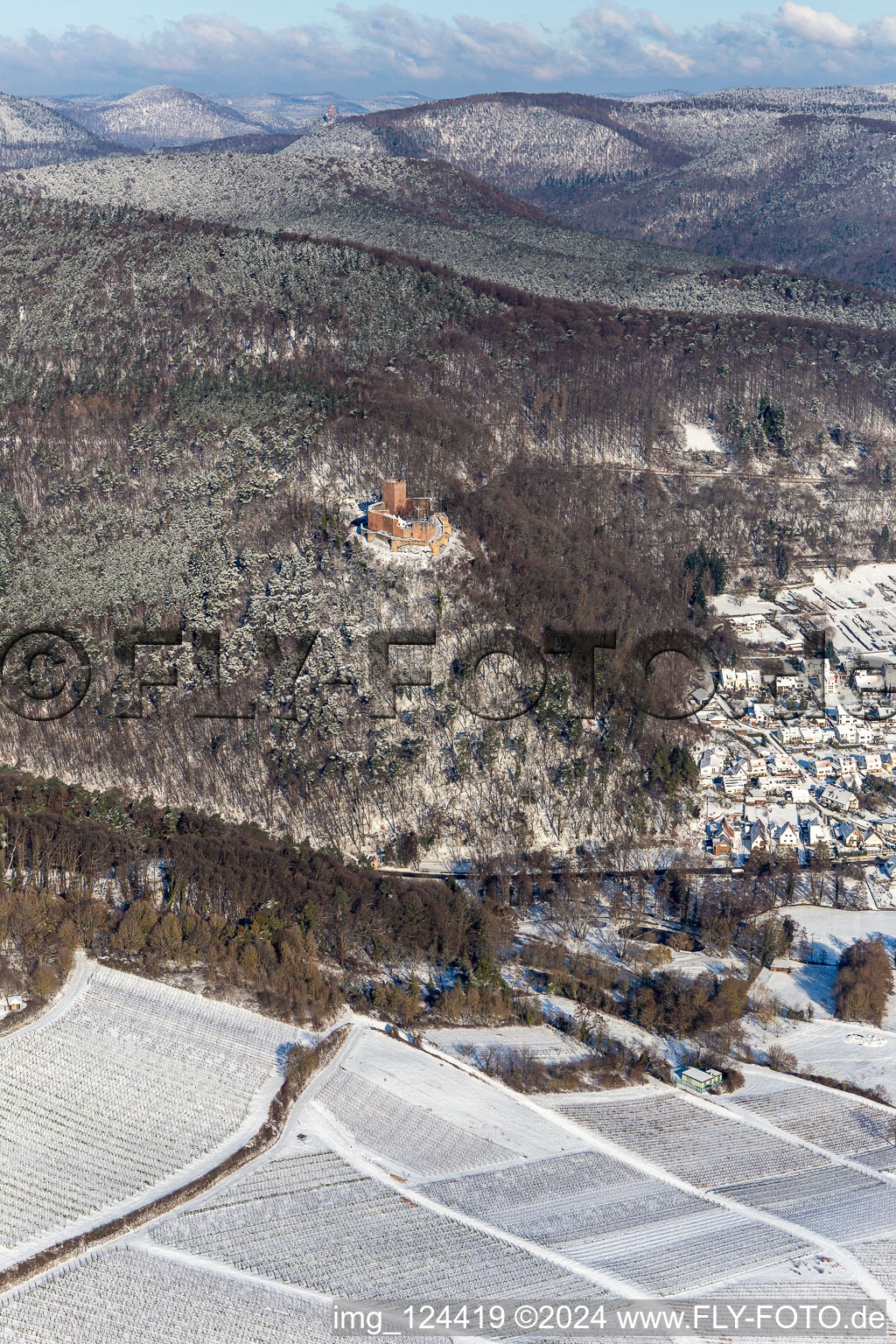 Vue aérienne de Vue aérienne d'hiver dans la neige du château de Landeck à Klingenmünster dans le département Rhénanie-Palatinat, Allemagne