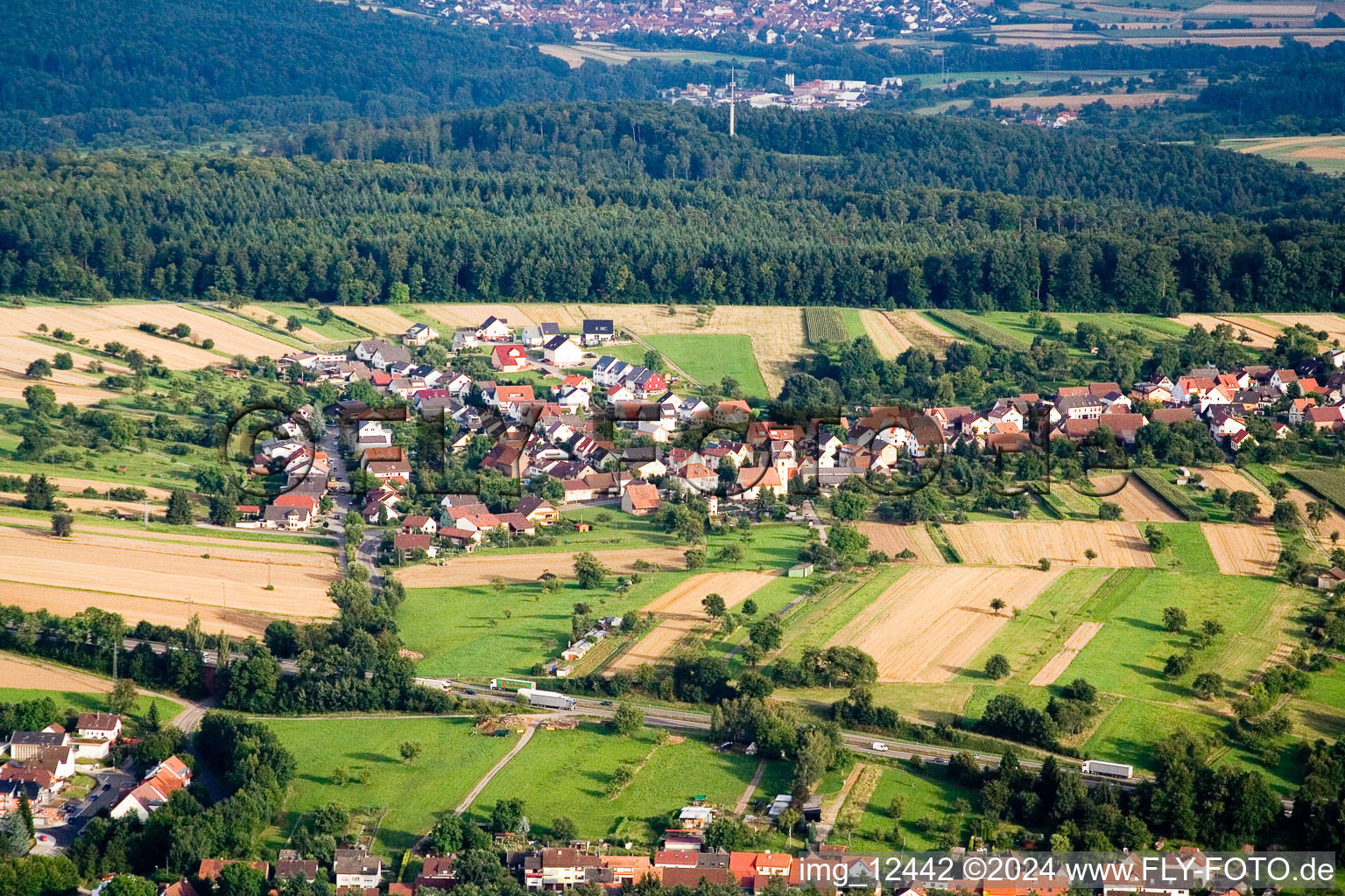 Vue aérienne de Obermutschelbach du nord-ouest à le quartier Untermutschelbach in Karlsbad dans le département Bade-Wurtemberg, Allemagne