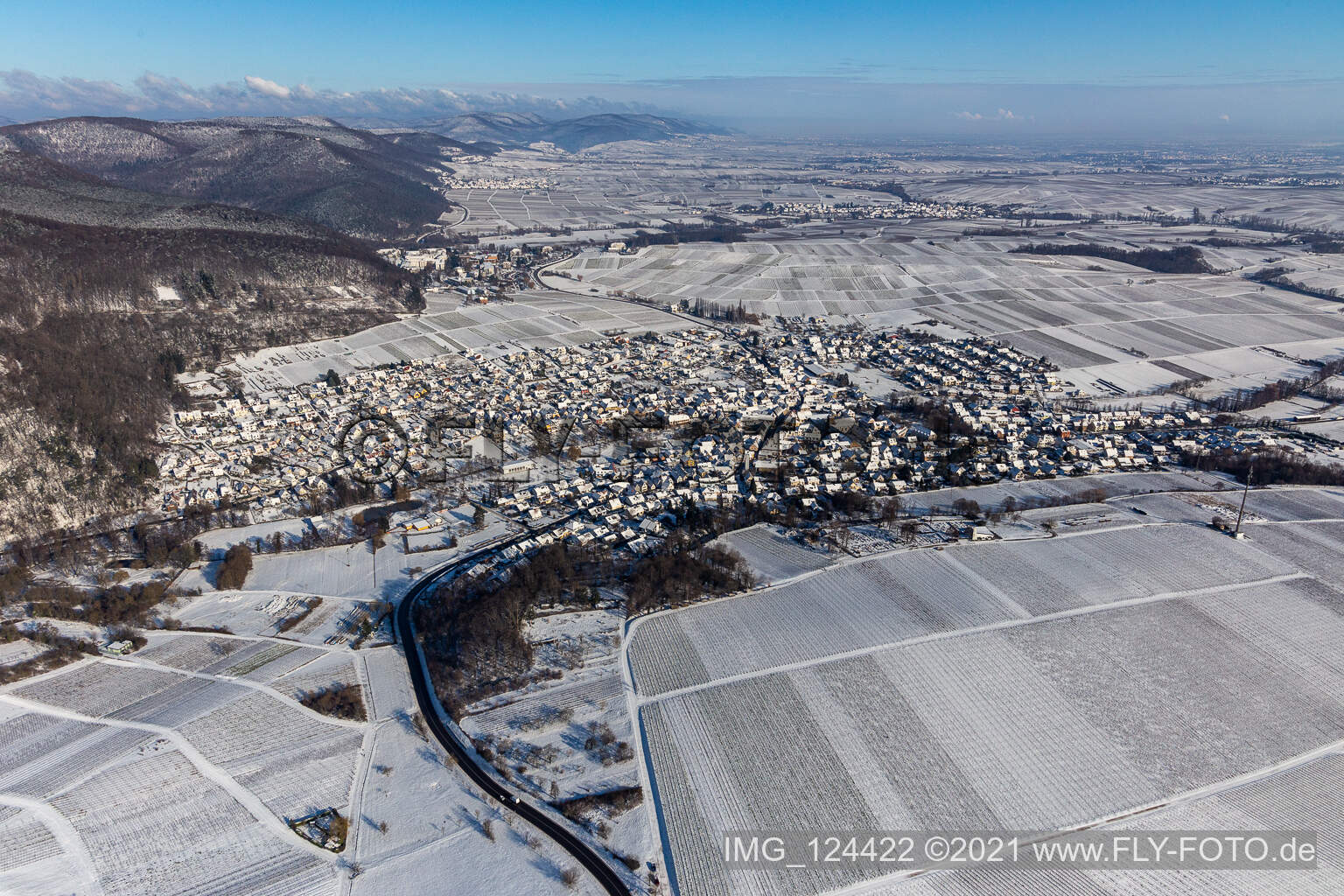 Vue aérienne de Vue aérienne d'hiver dans la neige à Klingenmünster dans le département Rhénanie-Palatinat, Allemagne