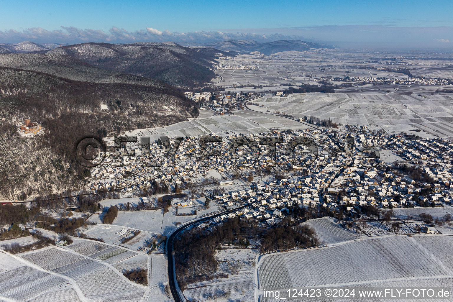 Vue aérienne de Vue sur la ville enneigée en hiver du centre-ville à Klingenmünster dans le département Rhénanie-Palatinat, Allemagne