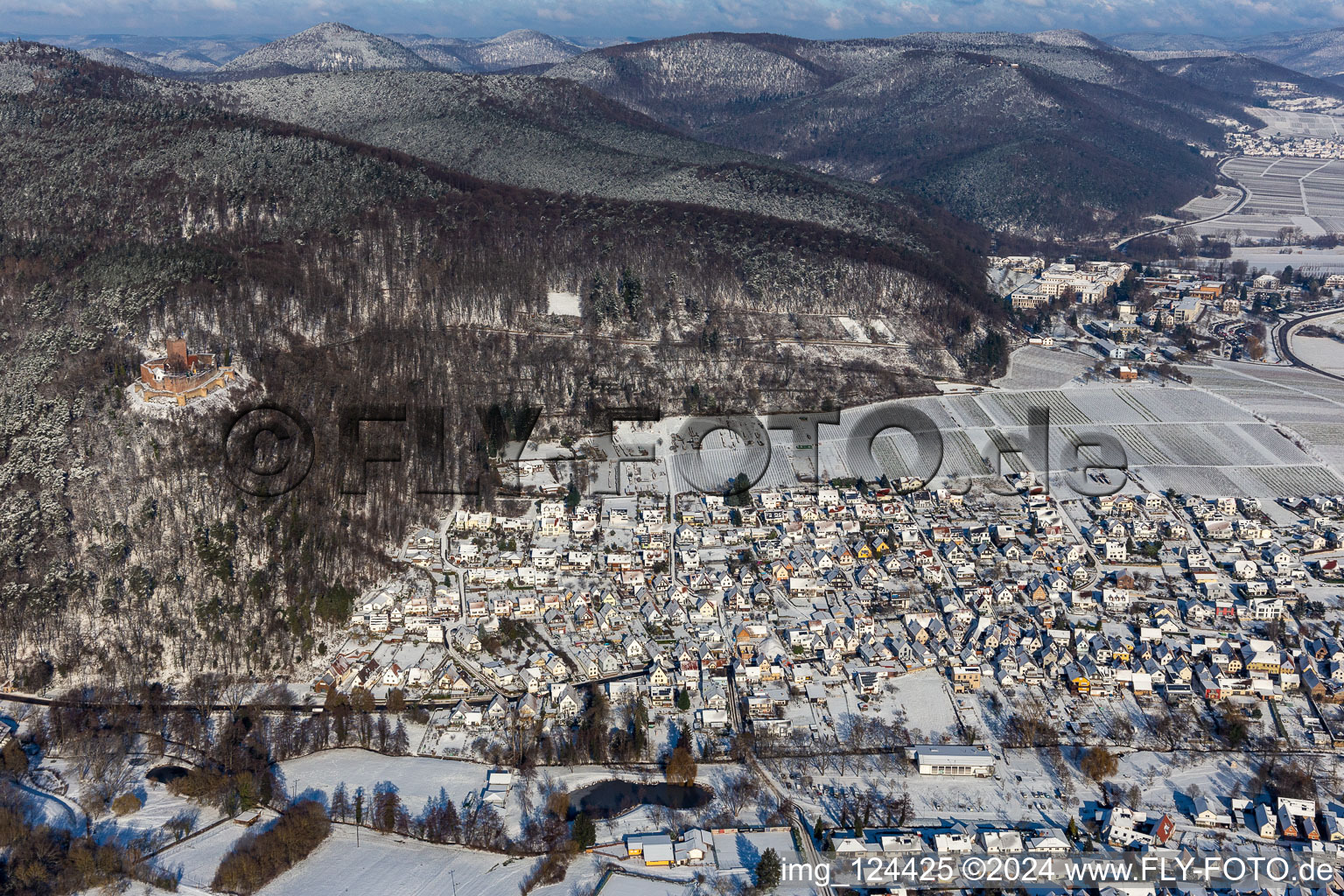 Vue aérienne de Vue aérienne d'hiver dans la neige à Klingenmünster dans le département Rhénanie-Palatinat, Allemagne