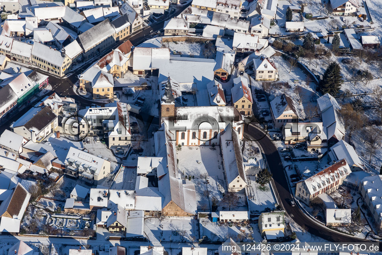 Vue aérienne de Vue aérienne d'hiver dans la neige du monastère Klingenmünster à Klingenmünster dans le département Rhénanie-Palatinat, Allemagne