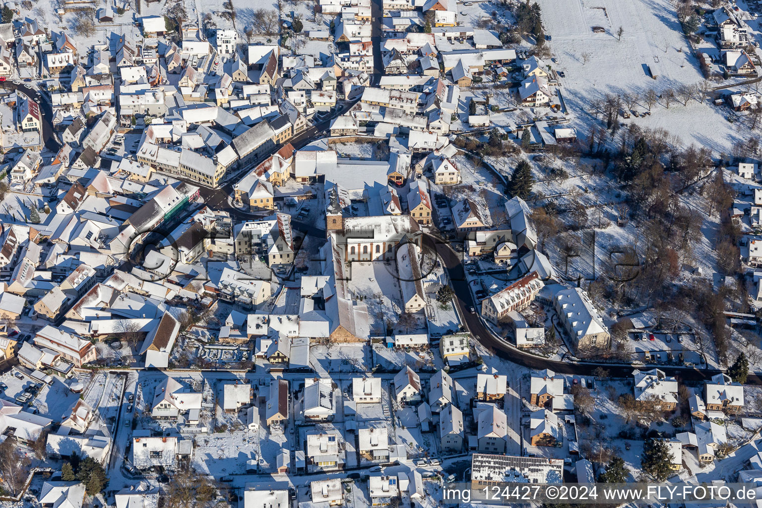 Vue aérienne de Vue aérienne d'hiver dans la neige du monastère Klingenmünster à Klingenmünster dans le département Rhénanie-Palatinat, Allemagne