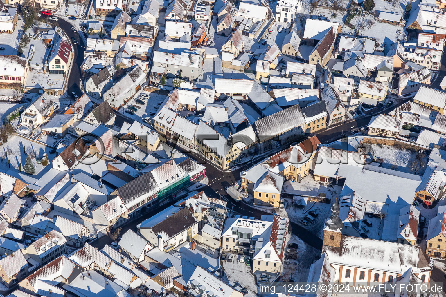 Vue aérienne de Vue aérienne hivernale dans la neige du centre ville Klingenmünster à Klingenmünster dans le département Rhénanie-Palatinat, Allemagne