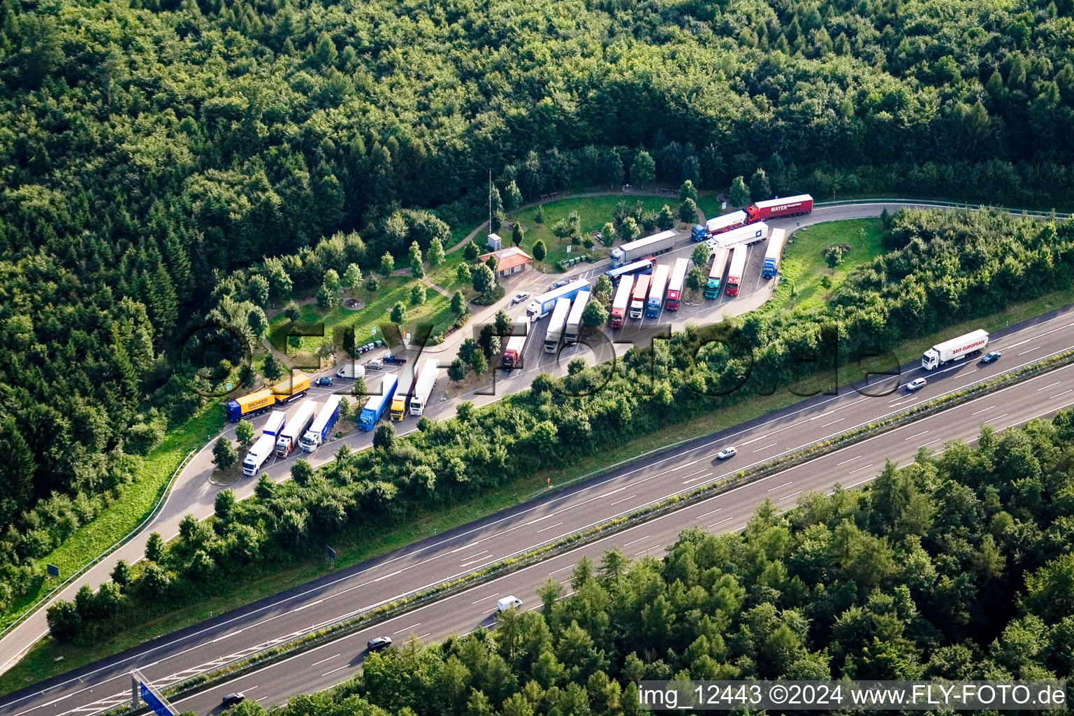 Vue aérienne de Mutschelbach, parking autoroutier à le quartier Untermutschelbach in Karlsbad dans le département Bade-Wurtemberg, Allemagne