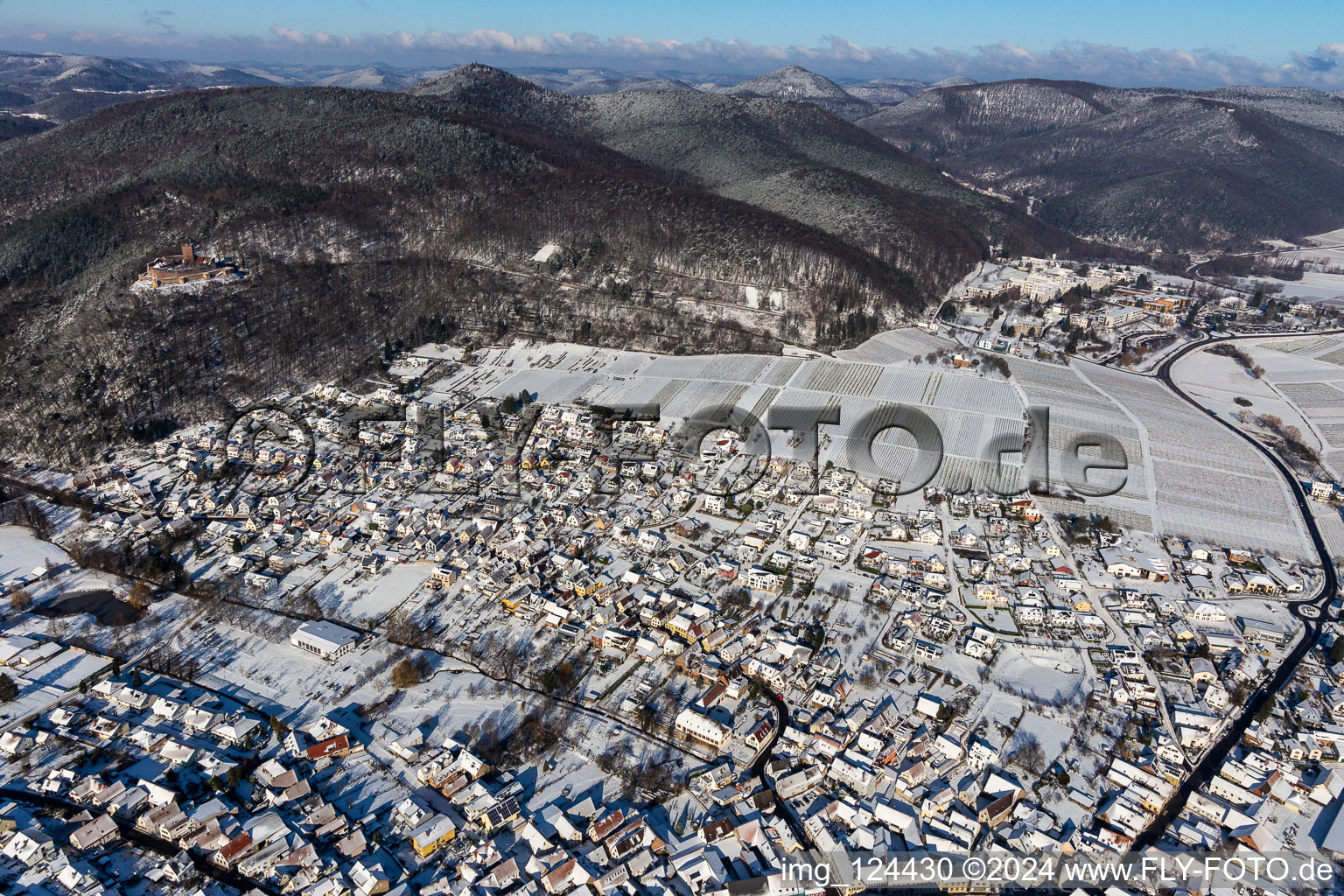 Vue aérienne de Vue aérienne d'hiver dans la neige à Klingenmünster dans le département Rhénanie-Palatinat, Allemagne