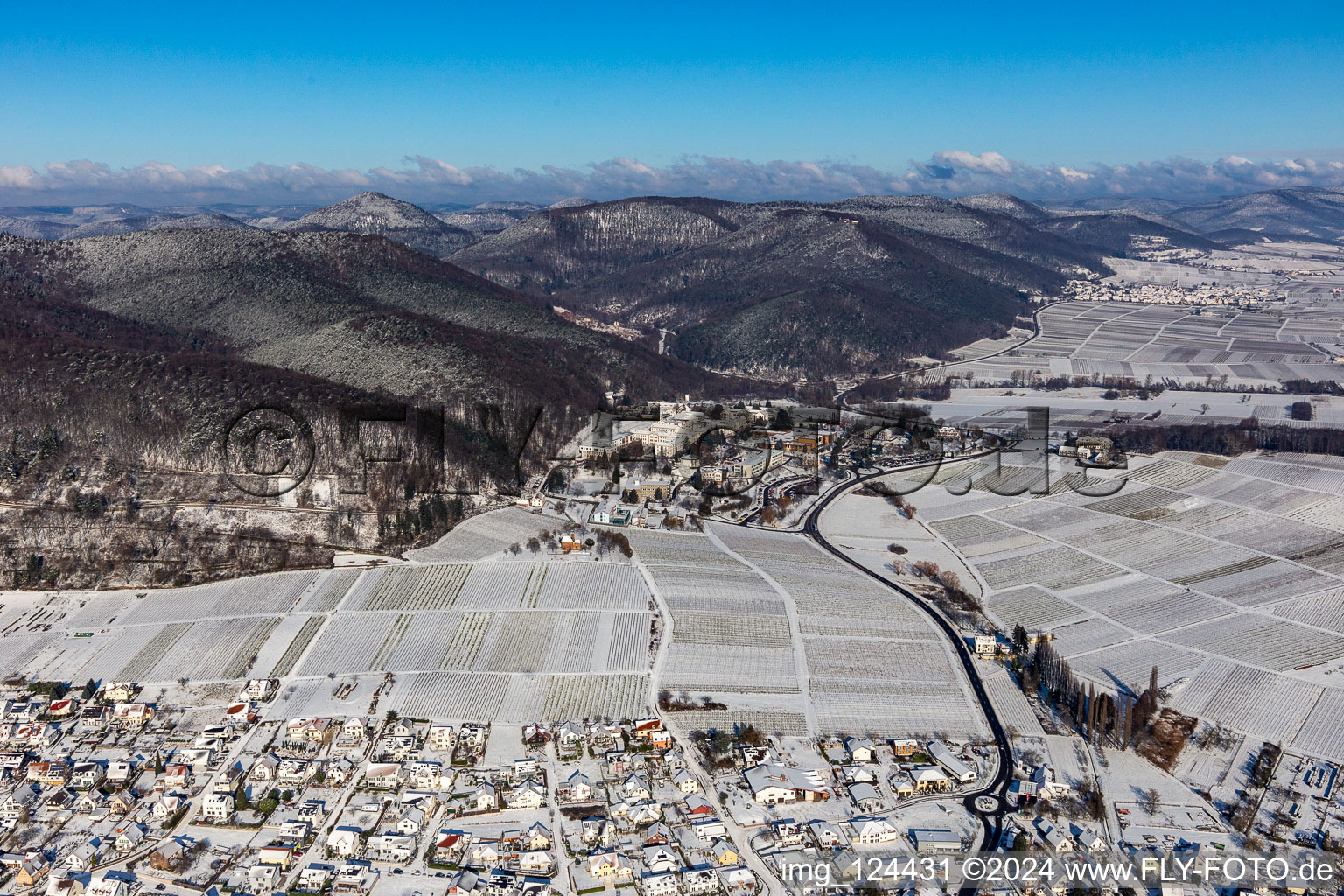 Vue aérienne de Vue aérienne d'hiver dans la neige de l'hôpital psychiatrique du Palatinat à Klingenmünster dans le département Rhénanie-Palatinat, Allemagne