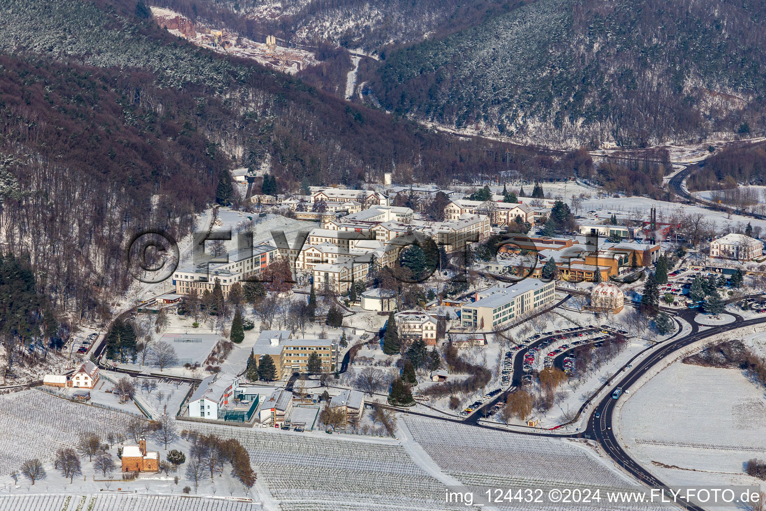 Vue aérienne de Vue aérienne d'hiver dans la neige de l'hôpital psychiatrique du Palatinat à Klingenmünster dans le département Rhénanie-Palatinat, Allemagne