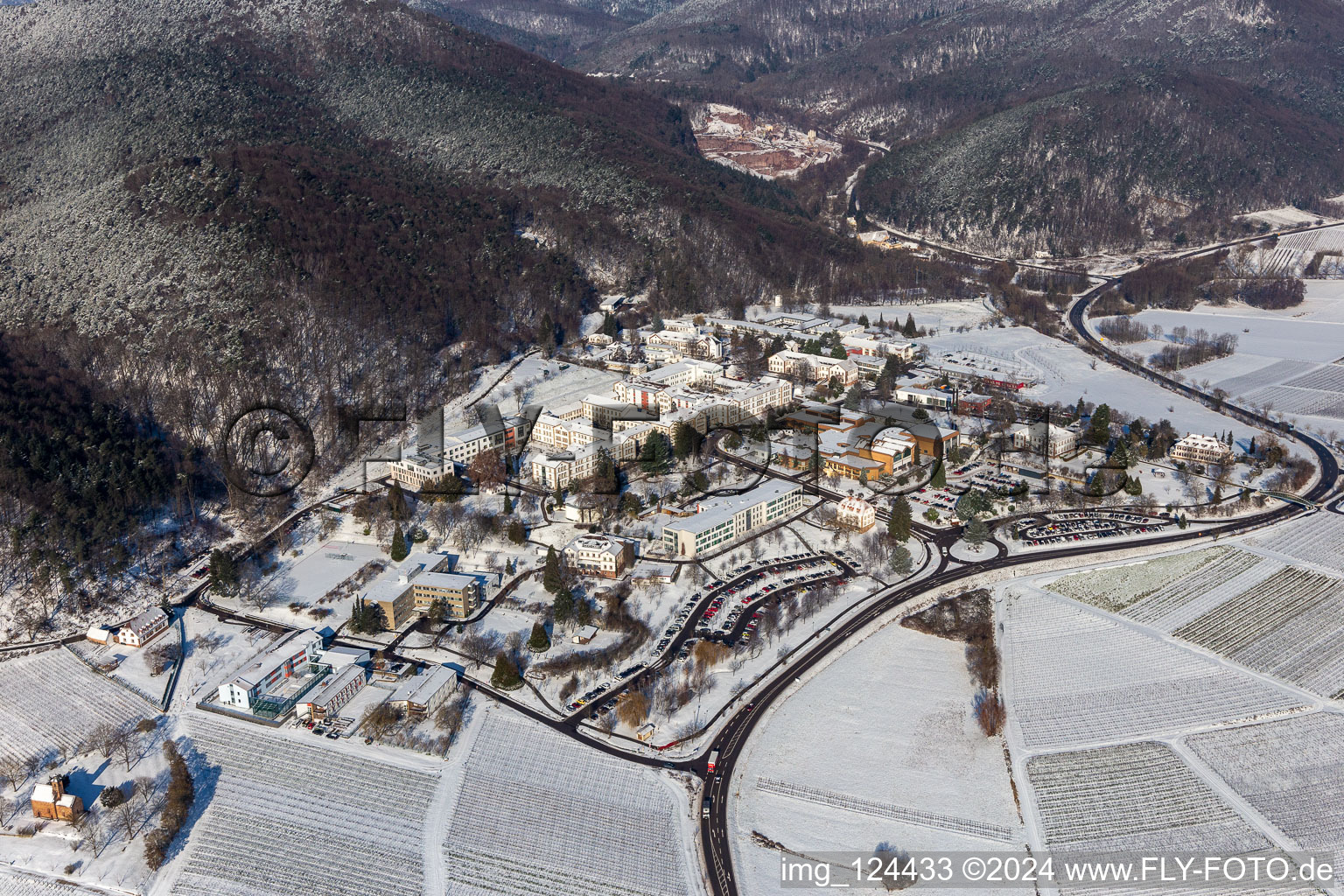 Vue aérienne de Terrain de l'hôpital enneigé et hivernal de la clinique de psychiatrie et de psychothérapie pour enfants et adolescents du district de Pfalzklinik Landeck à Klingenmünster dans le département Rhénanie-Palatinat, Allemagne