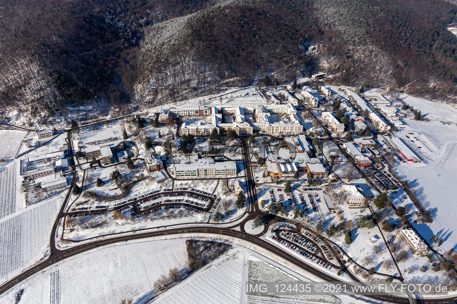 Vue aérienne de Vue aérienne d'hiver dans la neige de l'hôpital psychiatrique du Palatinat à Klingenmünster dans le département Rhénanie-Palatinat, Allemagne