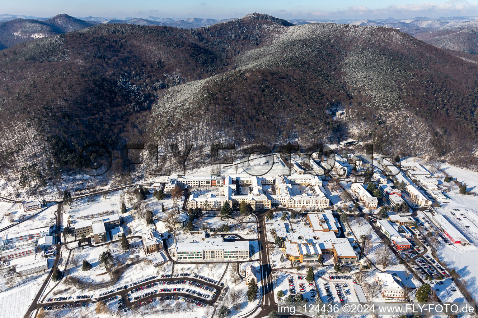 Photographie aérienne de Terrain de l'hôpital enneigé et hivernal de la clinique de psychiatrie et de psychothérapie pour enfants et adolescents du district de Pfalzklinik Landeck à Klingenmünster dans le département Rhénanie-Palatinat, Allemagne