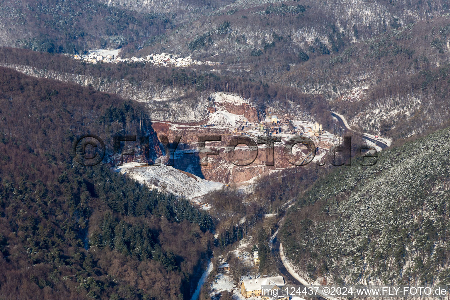 Vue aérienne de Vue aérienne d'hiver dans la neige de la carrière PfalzGranit à Waldhambach dans le département Rhénanie-Palatinat, Allemagne