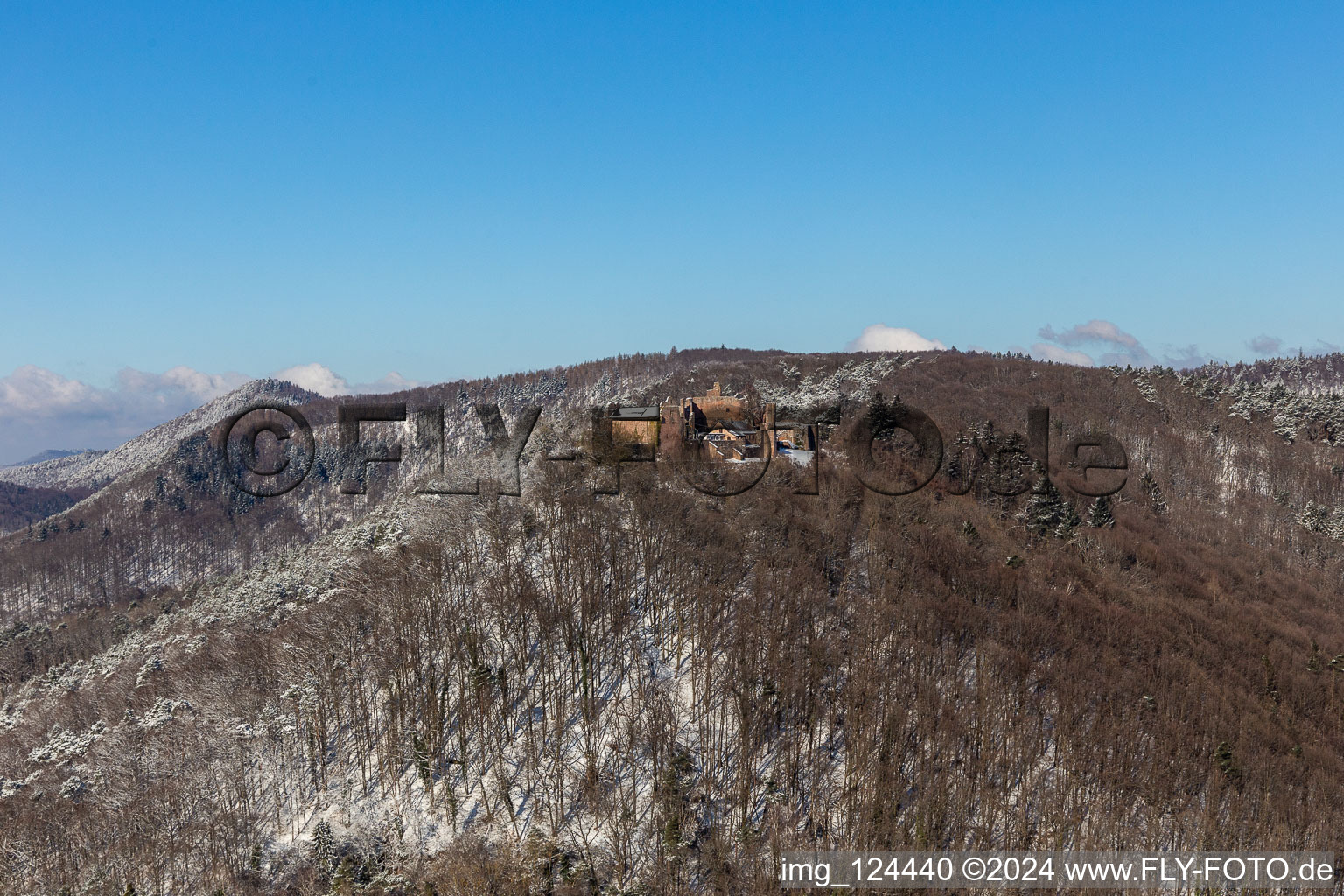 Vue aérienne de Vue aérienne d'hiver dans la neige de Madenburg à Eschbach dans le département Rhénanie-Palatinat, Allemagne