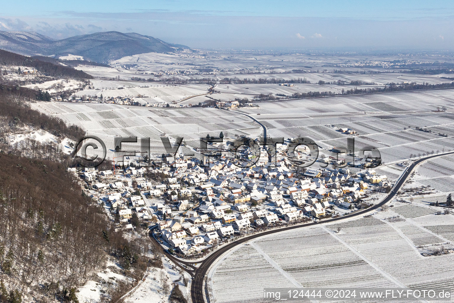 Vue aérienne de Vue aérienne d'hiver dans la neige à Eschbach dans le département Rhénanie-Palatinat, Allemagne