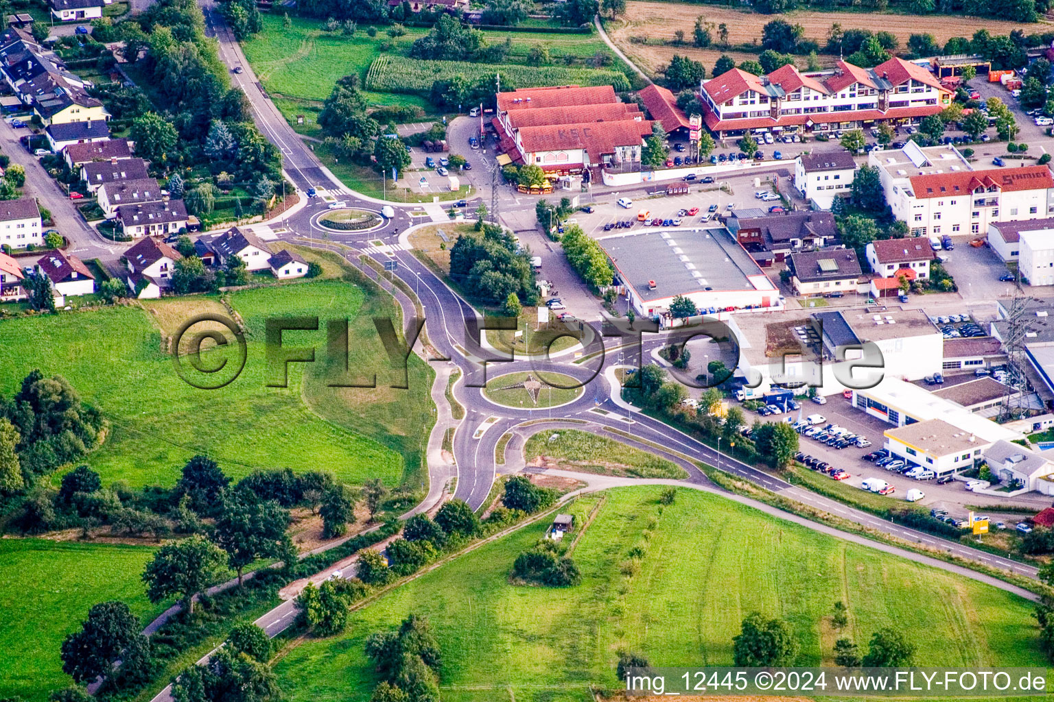 Vue aérienne de Orientation de la circulation du double rond-point et du tracé de la Weinbrennerstrasse à le quartier Langensteinbach in Karlsbad dans le département Bade-Wurtemberg, Allemagne