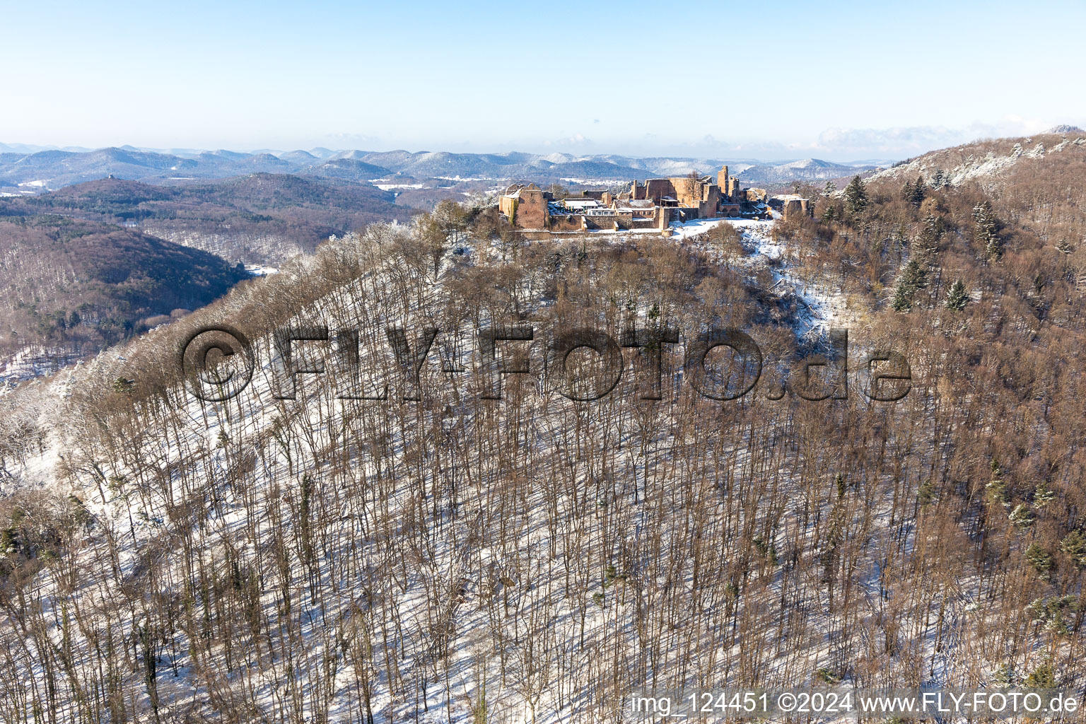 Vue aérienne de Vue aérienne d'hiver dans la neige de Madenburg à Eschbach dans le département Rhénanie-Palatinat, Allemagne