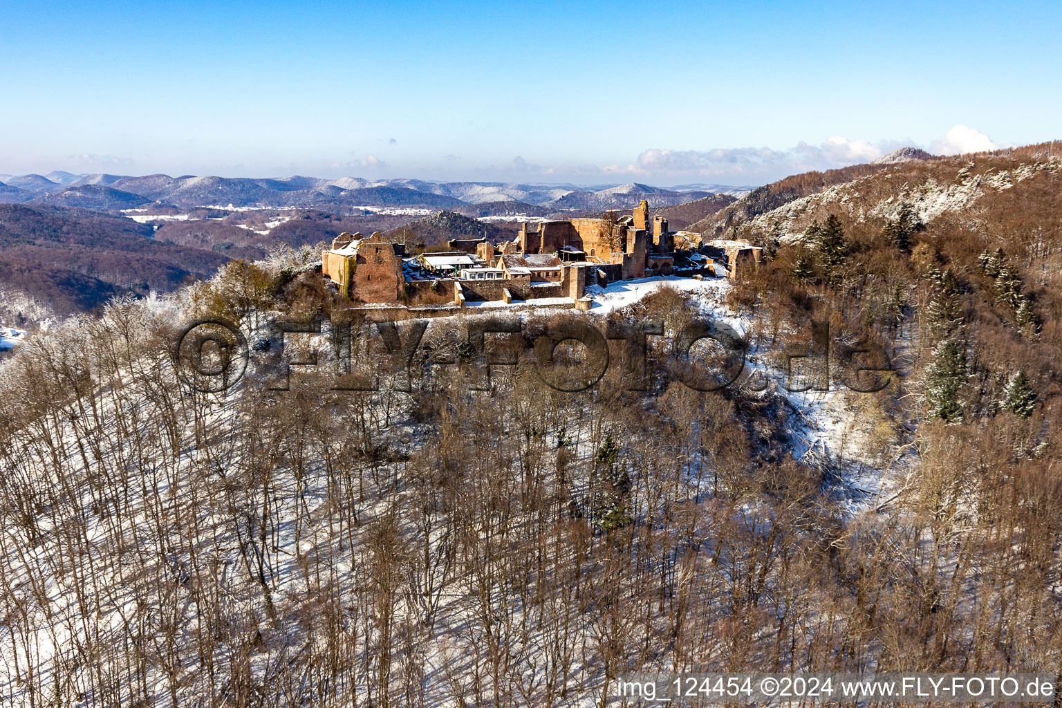 Vue aérienne de Vue aérienne d'hiver dans la neige de Madenburg à Eschbach dans le département Rhénanie-Palatinat, Allemagne