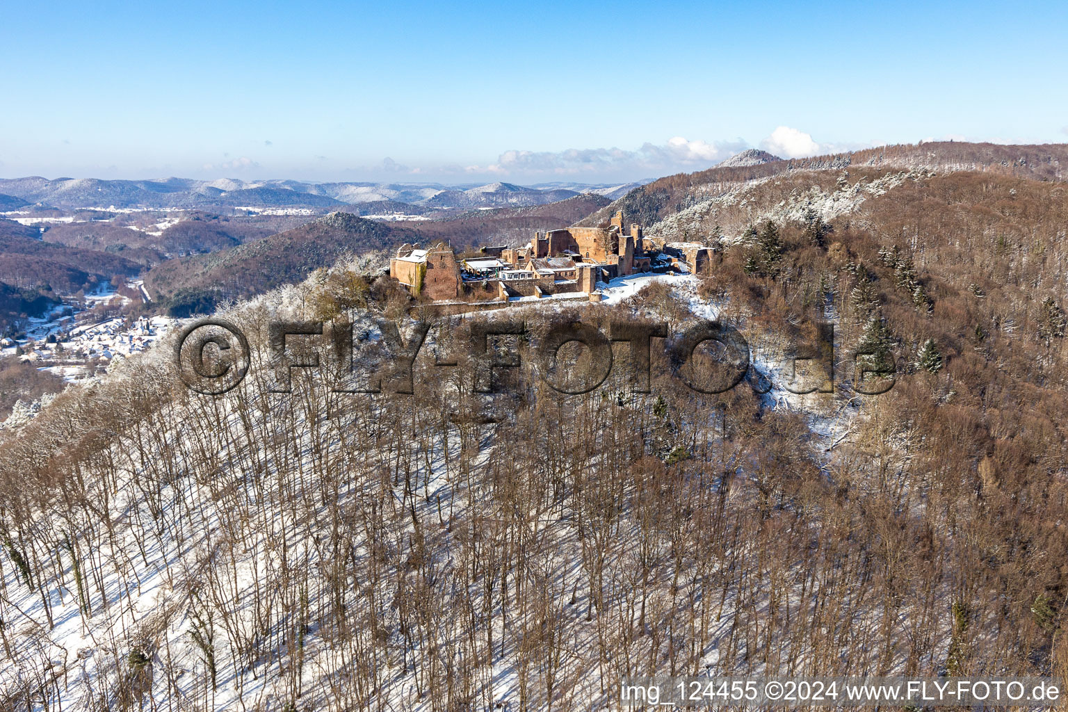 Vue aérienne de Vue aérienne d'hiver dans la neige de Madenburg à Eschbach dans le département Rhénanie-Palatinat, Allemagne