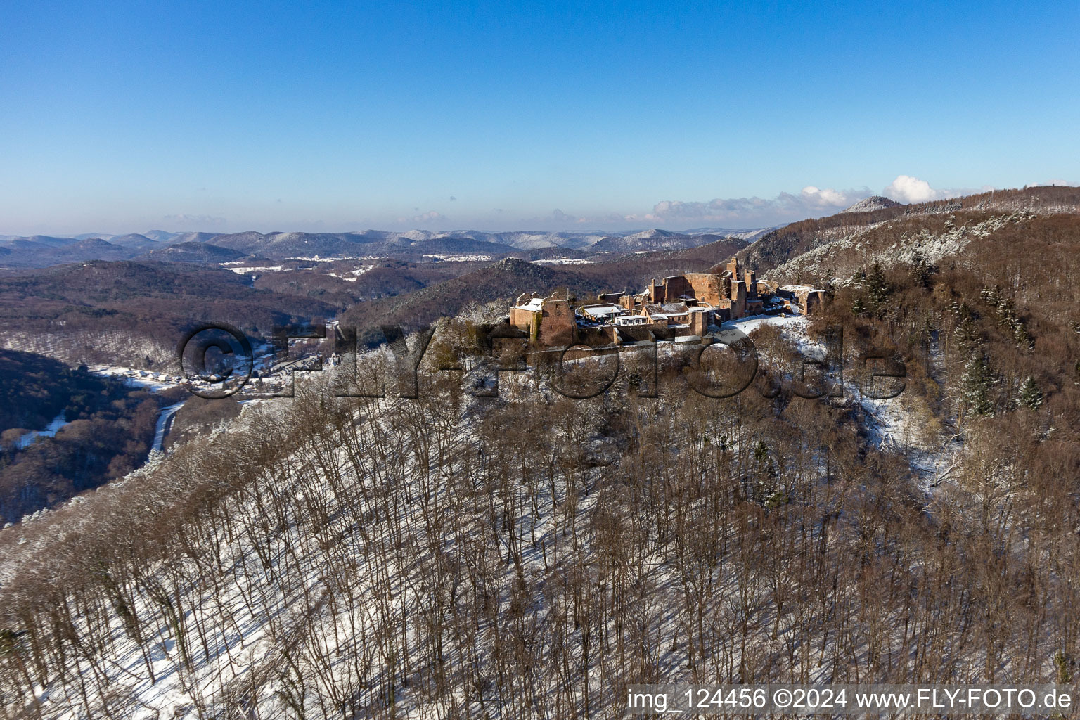 Vue aérienne de Vue aérienne d'hiver dans la neige de Madenburg à Eschbach dans le département Rhénanie-Palatinat, Allemagne