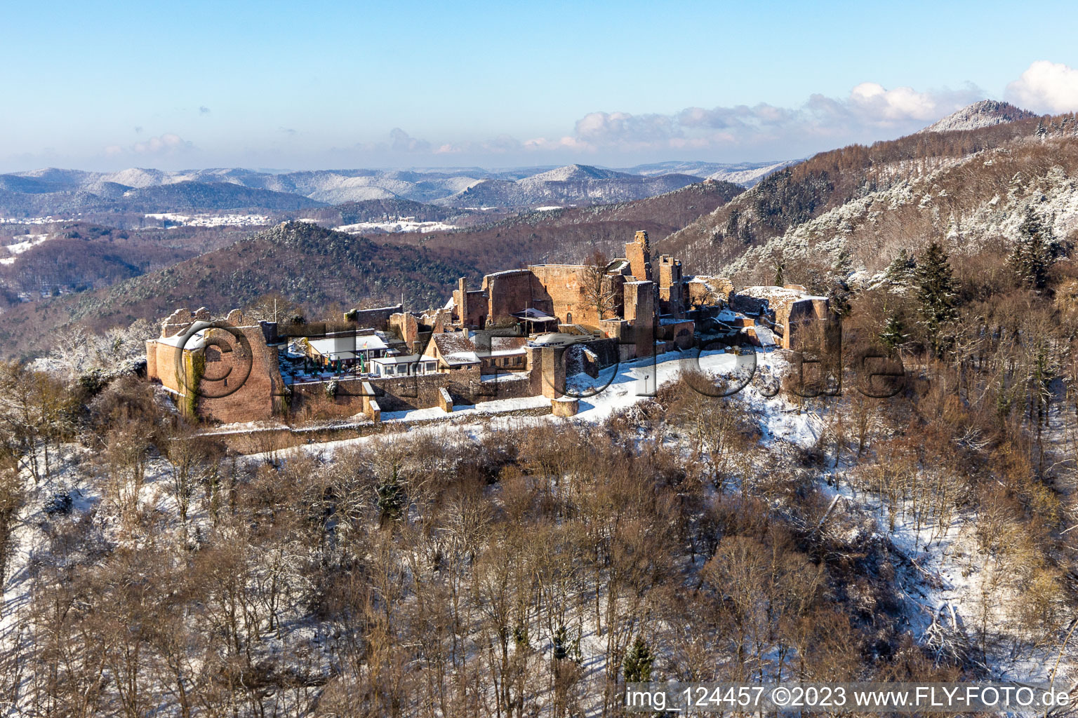 Vue aérienne de Ruines enneigées d'hiver et vestiges du mur de l'ancien complexe du château de Madenburg à Eschbach dans le département Rhénanie-Palatinat, Allemagne