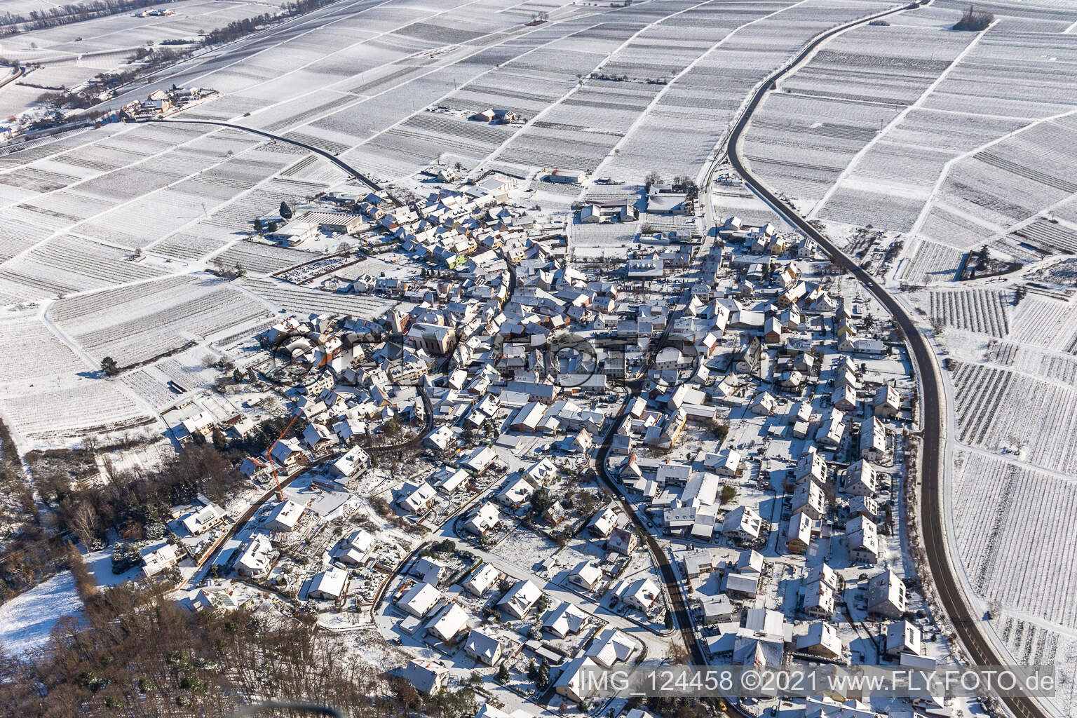 Vue aérienne de Vue aérienne d'hiver dans la neige à Eschbach dans le département Rhénanie-Palatinat, Allemagne