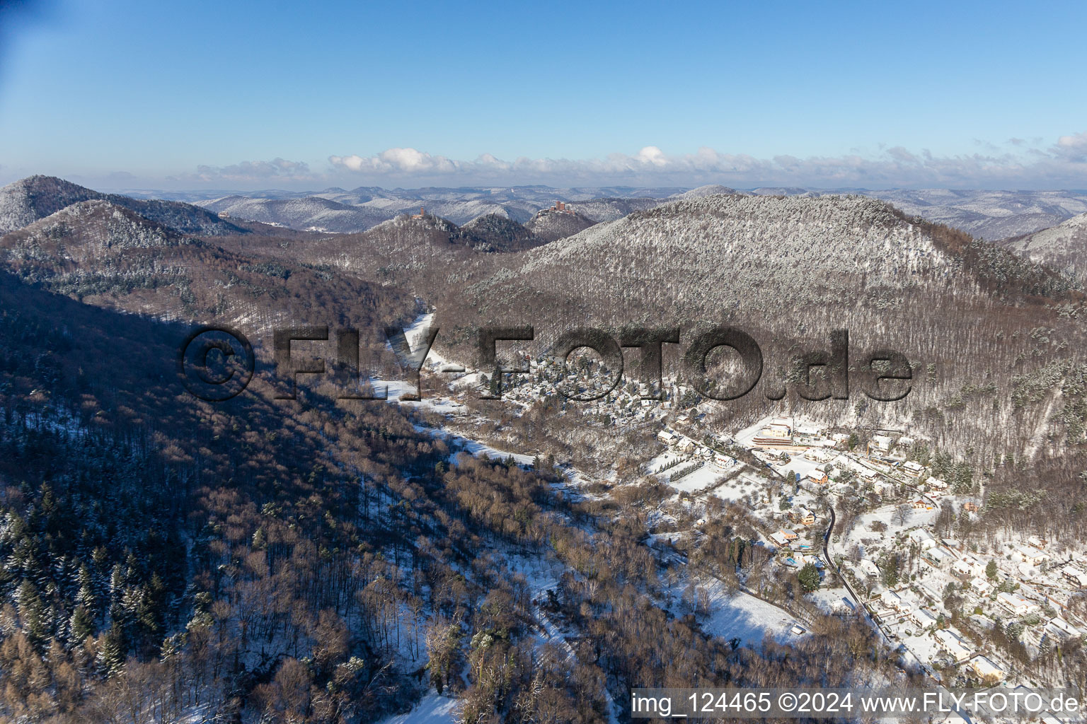 Vue aérienne de Vue aérienne d'hiver dans la neige de Birnbachtal à Leinsweiler dans le département Rhénanie-Palatinat, Allemagne