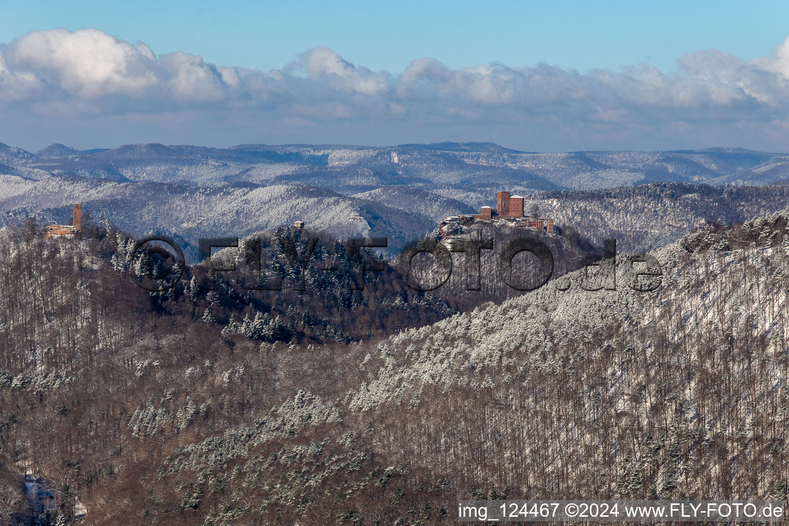 Vue aérienne de Vue aérienne d'hiver dans la neige des trois châteaux de Trifels, Anebos Scharfenberg depuis Birnbachtal à Waldrohrbach dans le département Rhénanie-Palatinat, Allemagne